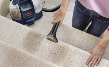 Entfernt Flecken mühelos von textilen Oberflächen