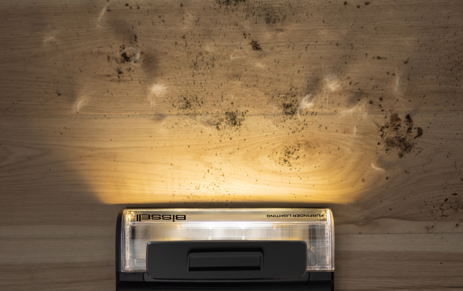 Die FurFinder™-Scheinwerfertechnologie hilft 9x mehr Tierhaare zu sehen